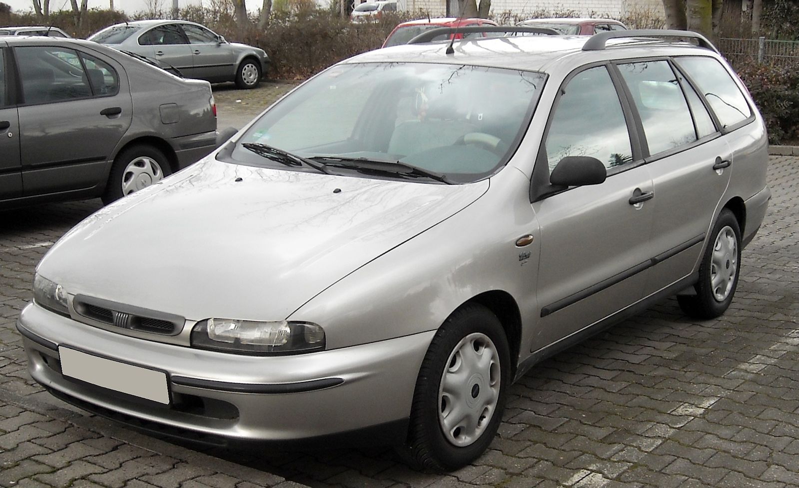 1599px-Fiat_Marea_Weekend_front_20090329.jpg